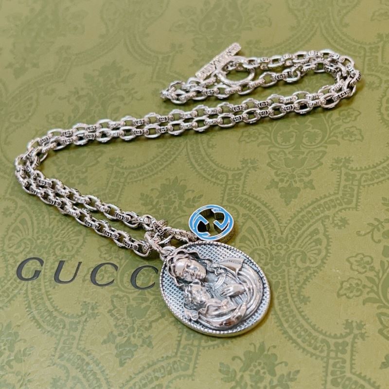 G*u*i necklaces